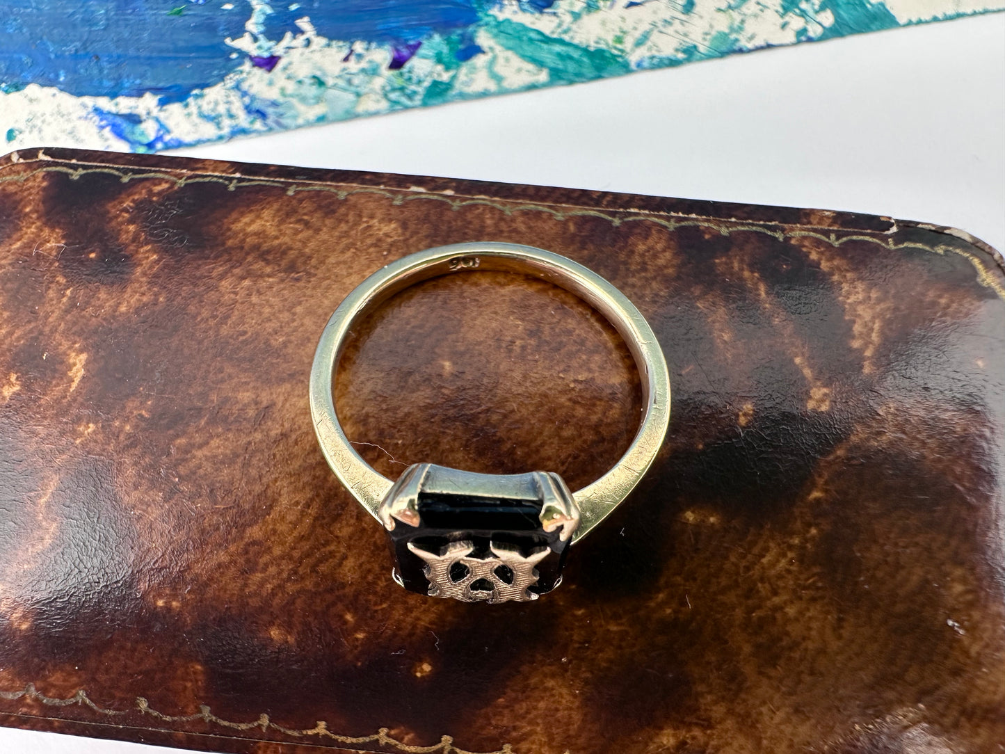 9ct Yellow Gold & Onyx W or M initial ring