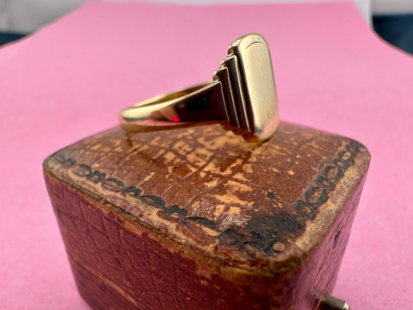 Vintage 9ct Gold Step Shoulder Signet ring