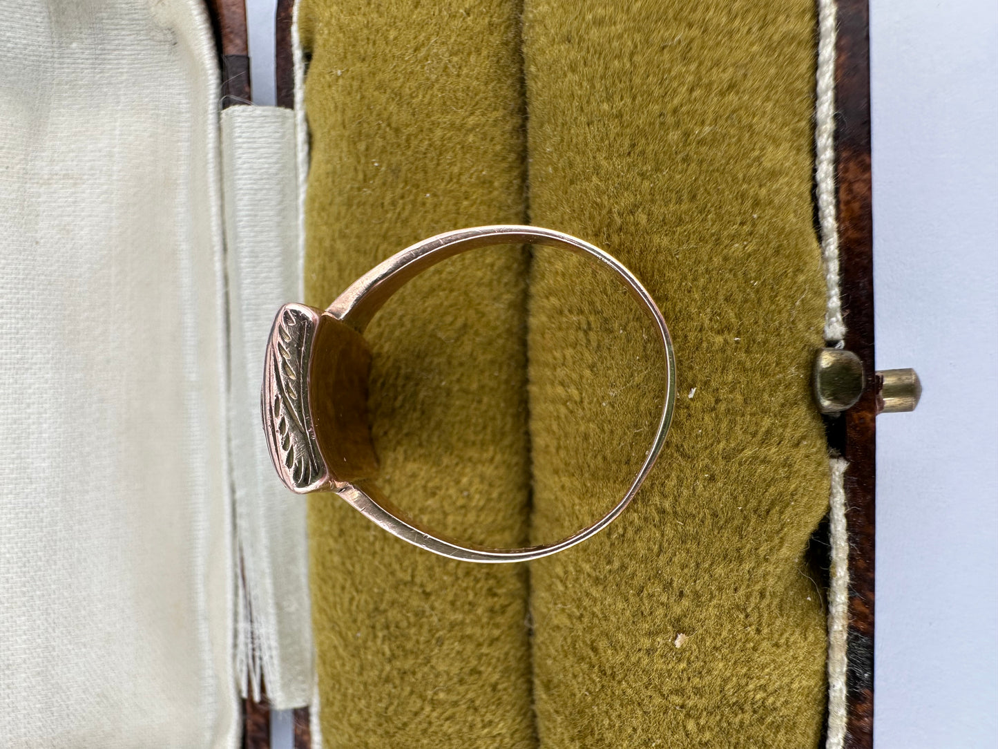 9ct Rose Gold & Onyx R ring