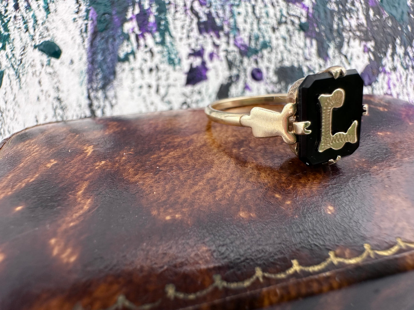 9ct Yellow Gold & Onyx L ring