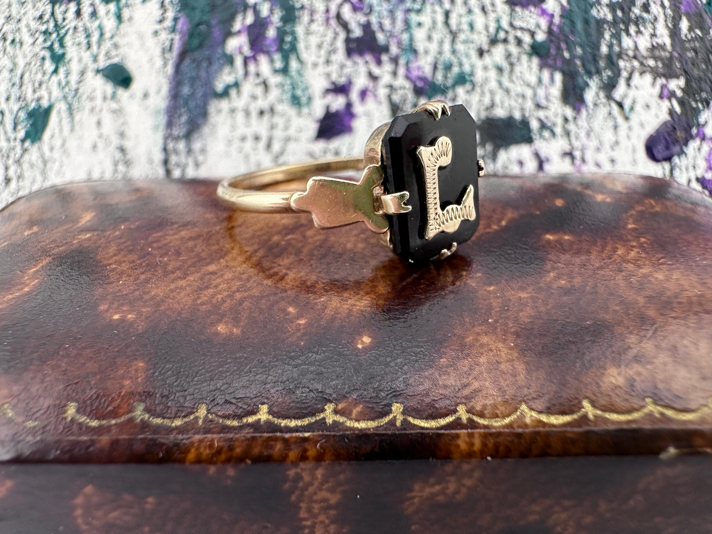 9ct Yellow Gold & Onyx L ring