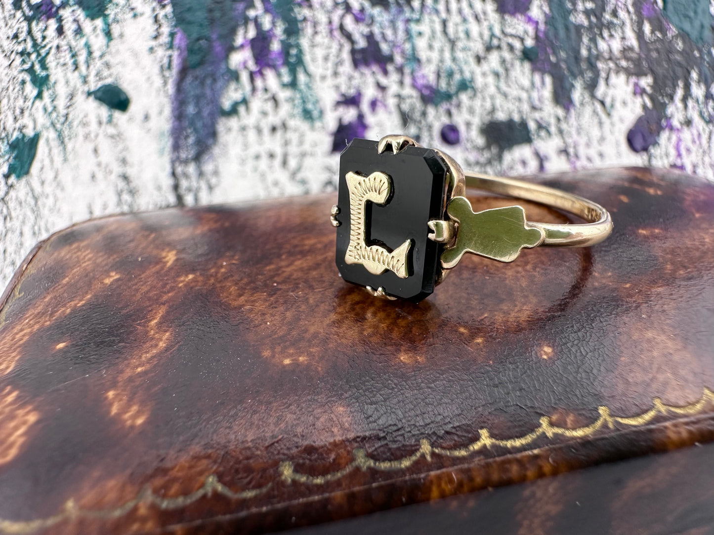 9ct Yellow Gold & Onyx L ring