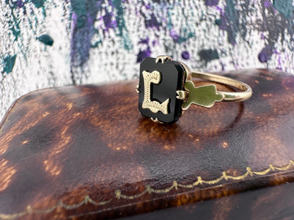 9ct Yellow Gold & Onyx L ring
