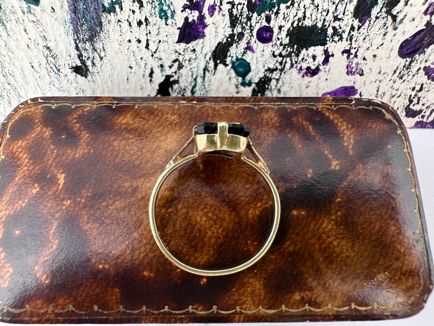 9ct Yellow Gold & Onyx L ring