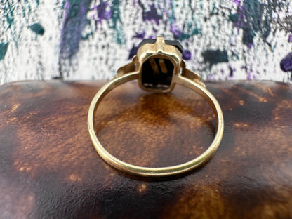 9ct Yellow Gold & Onyx L ring