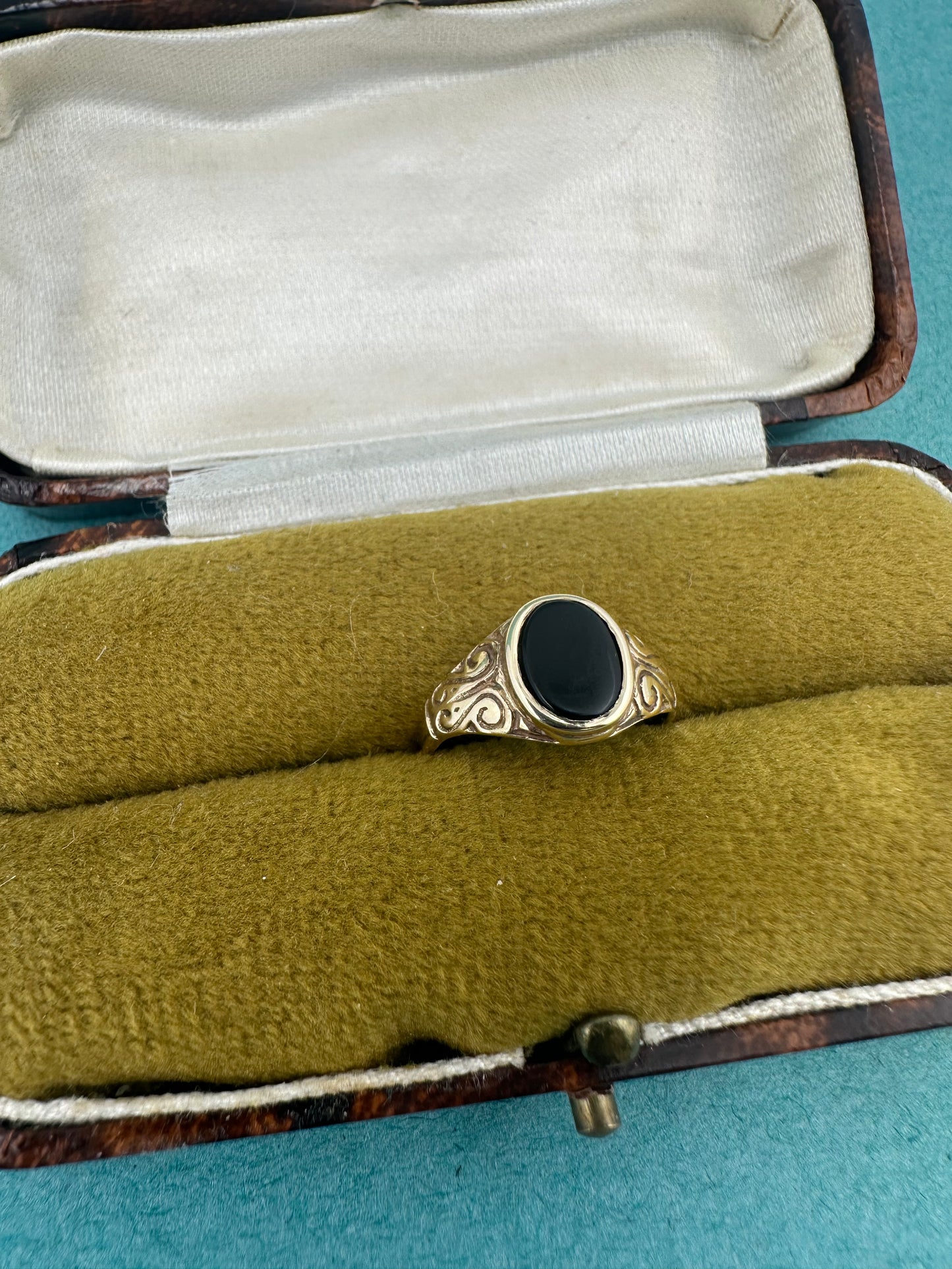 Vintage 9ct Onyx Signet Pinky Ring with engraved shoulders