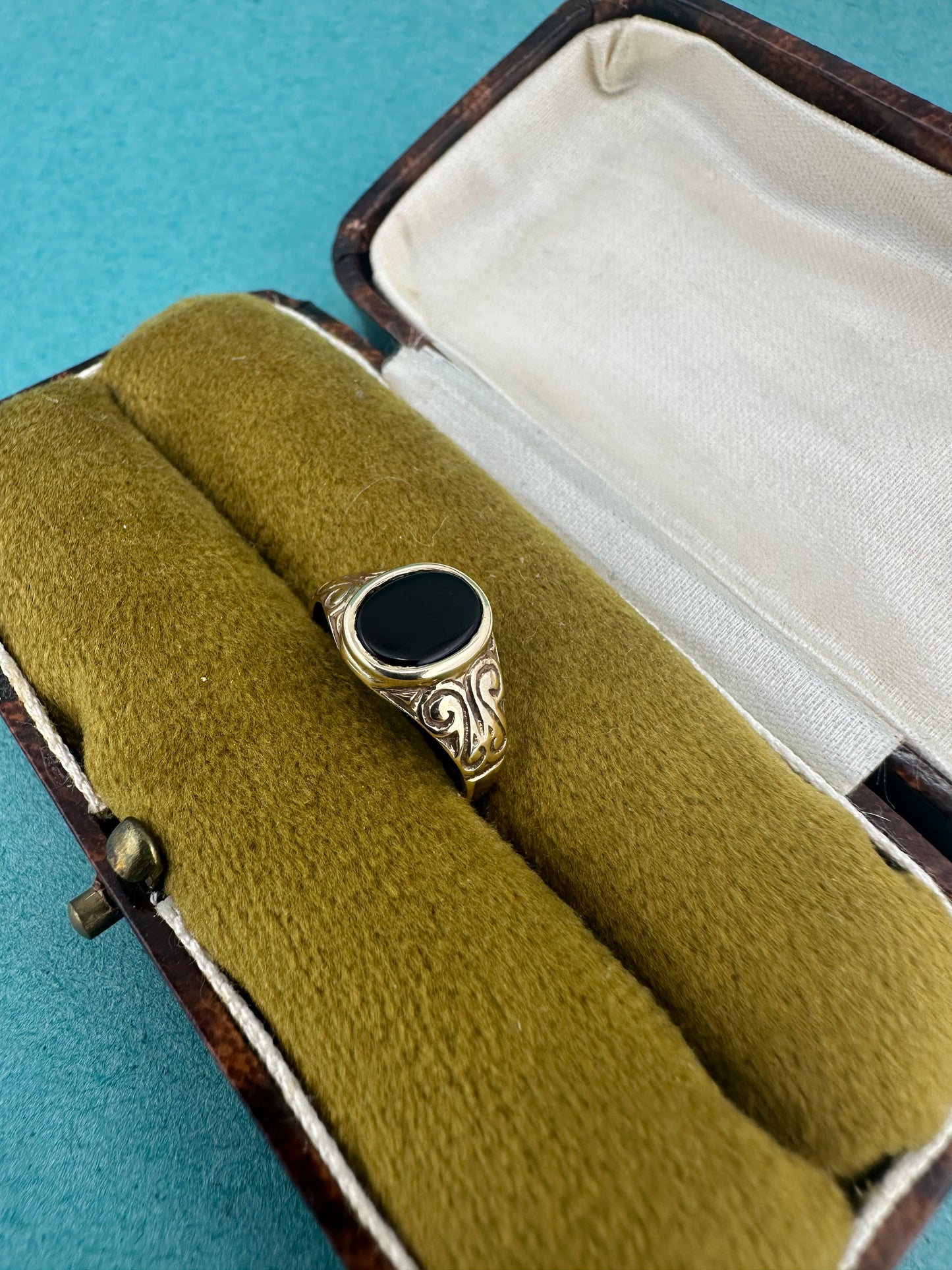 Vintage 9ct Onyx Signet Pinky Ring with engraved shoulders