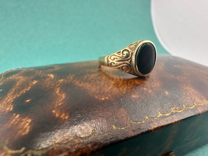 Vintage 9ct Onyx Signet Pinky Ring with engraved shoulders