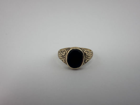 Vintage 9ct Onyx Signet Pinky Ring with engraved shoulders