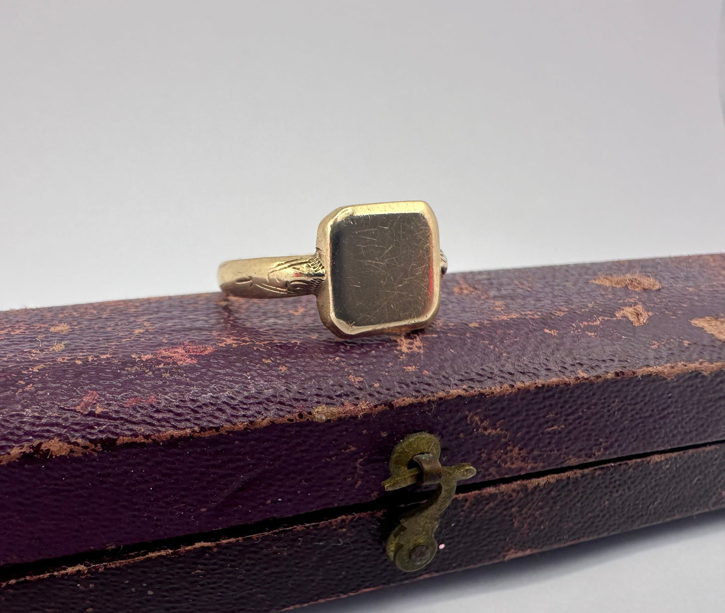 Antique 9ct Gold Square Signet ring with engraved shoulders