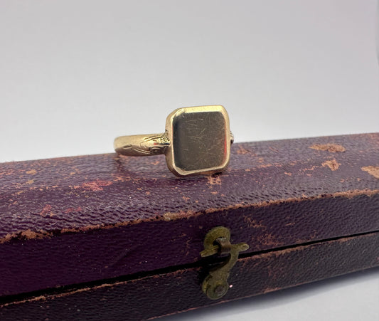 Antique 9ct Gold Square Signet ring with engraved shoulders