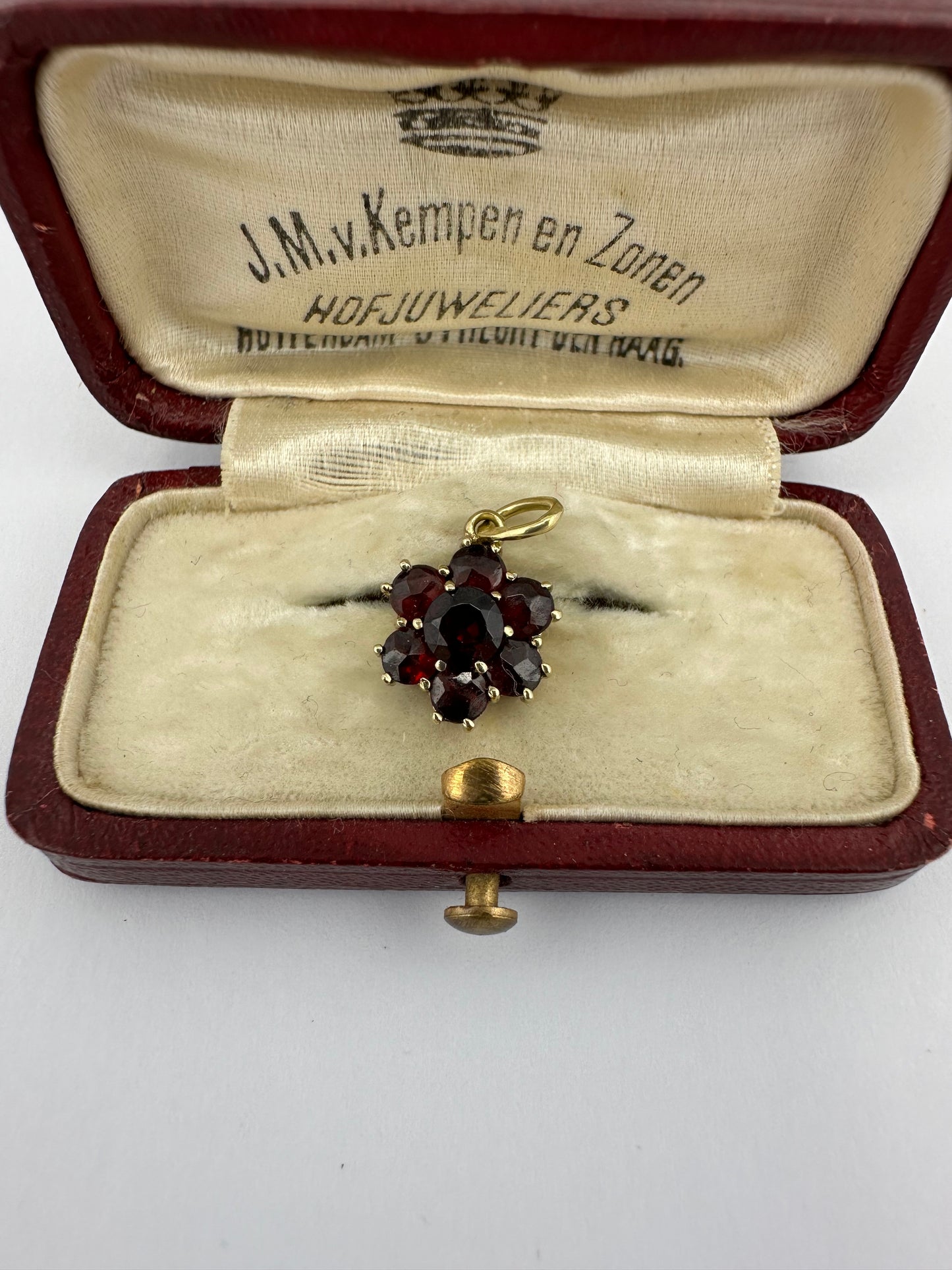 Vintage 9ct Garnet Cluster Flower Pendant