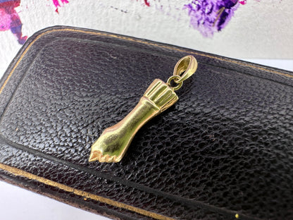 18ct Gold Figa hand pendant