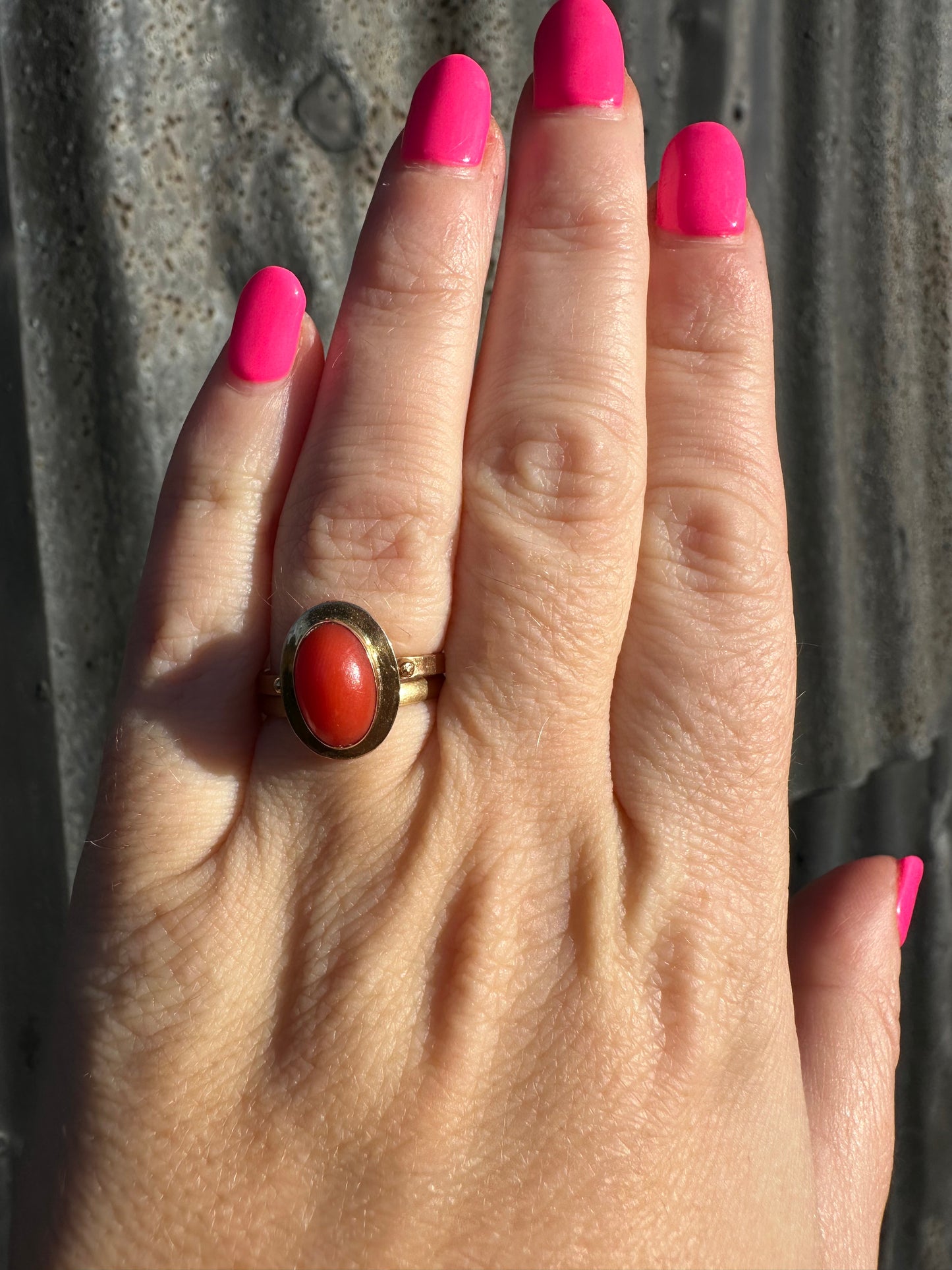 18ct Gold Coral Solitaire ring