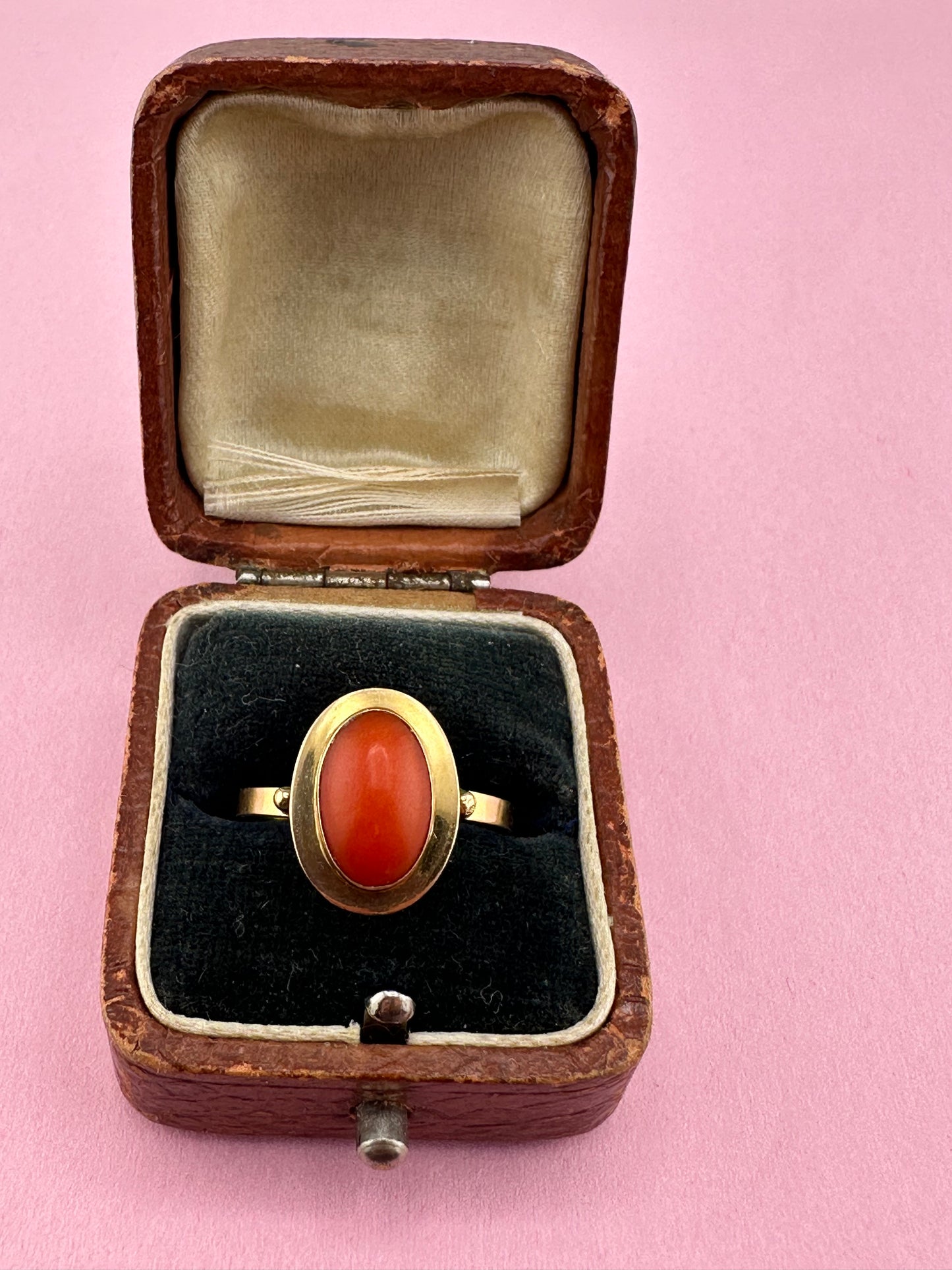 18ct Gold Coral Solitaire ring