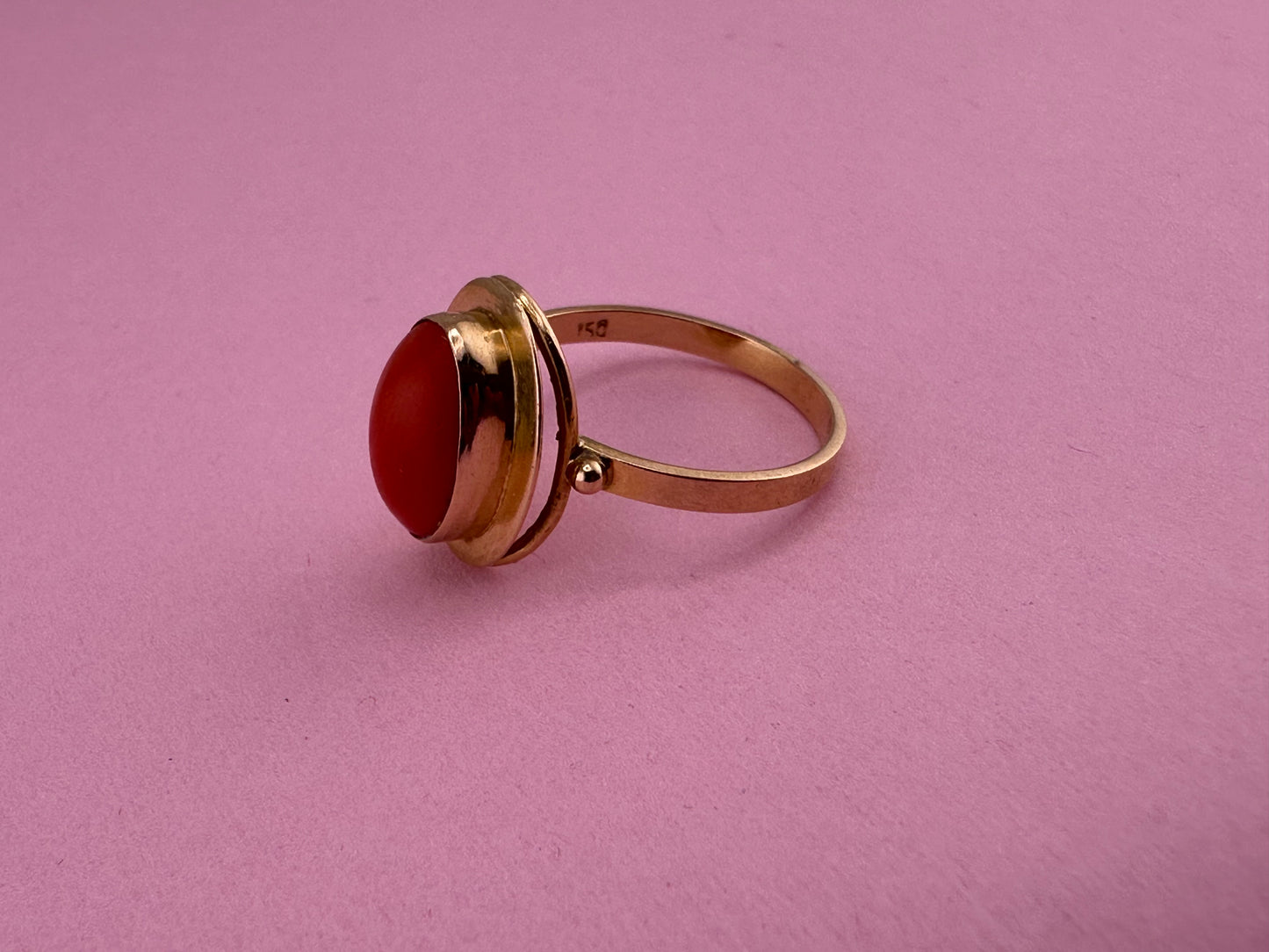 18ct Gold Coral Solitaire ring