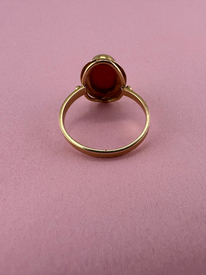 18ct Gold Coral Solitaire ring