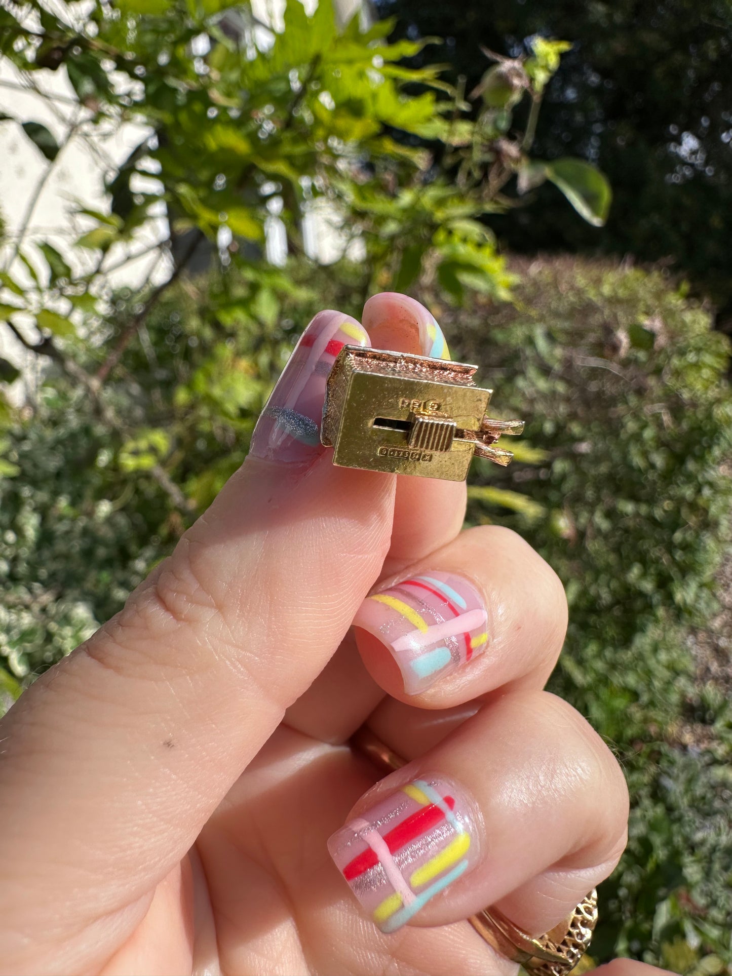 Vintage 9ct Gold Articulated Dog in Kennel charm