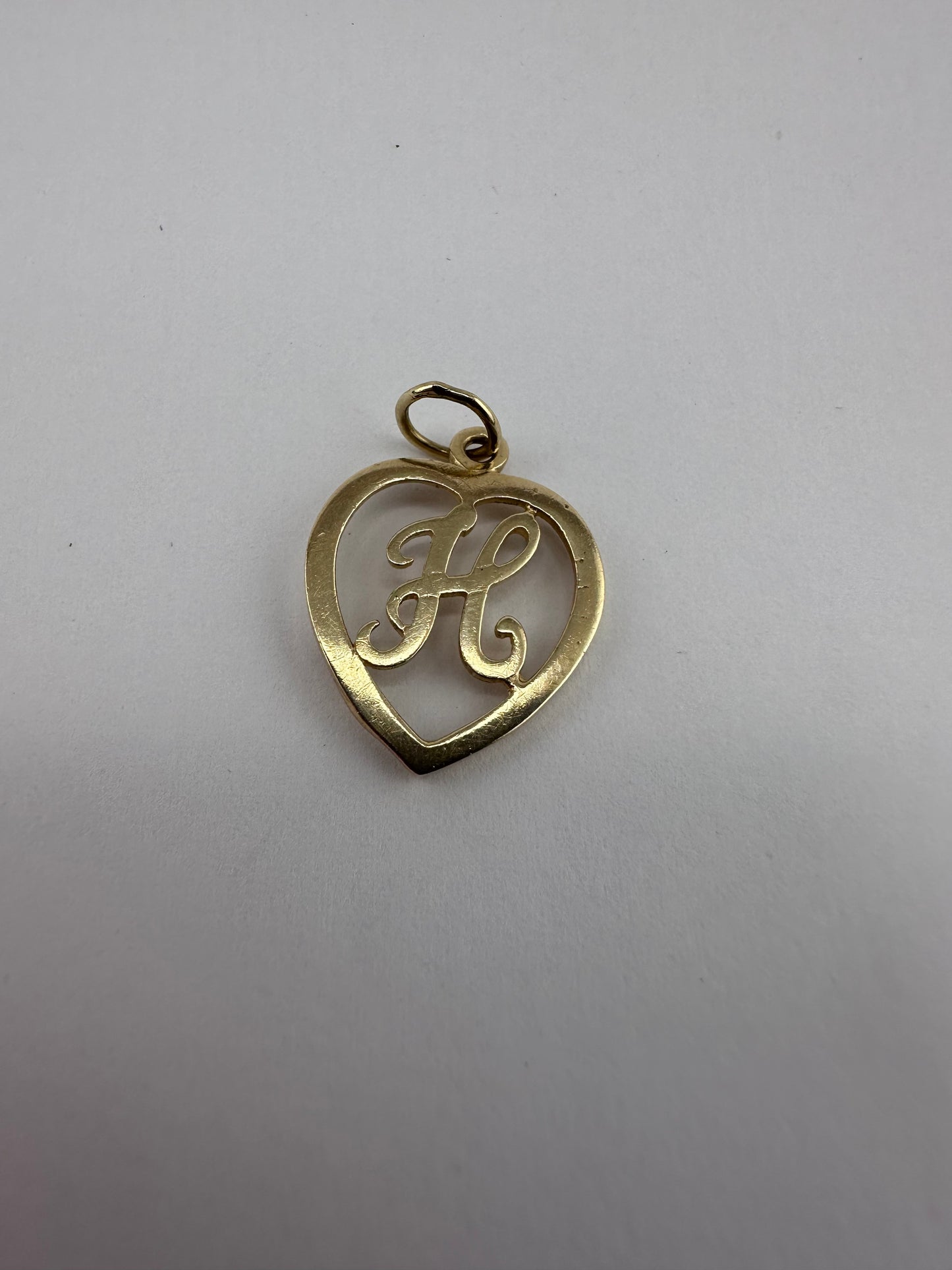 9ct Heart shaped H pendant