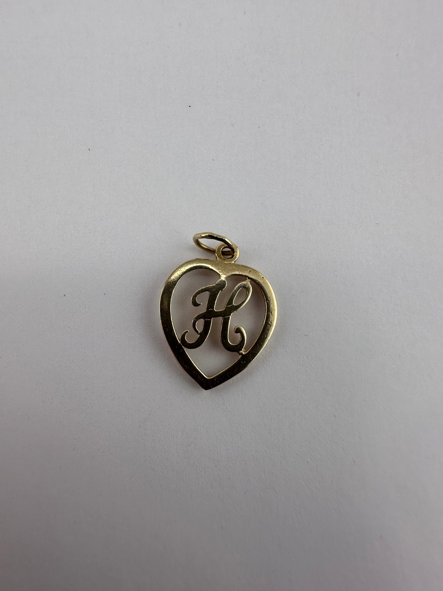 9ct Heart shaped H pendant