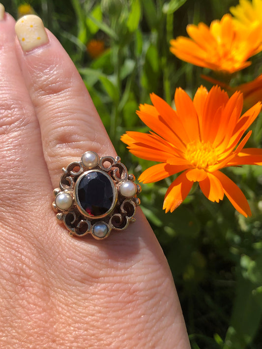 Stunning 9ct gold Garnet & Split pearl Filigree ring