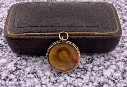 Edwardian 9ct gold open locket, 1904