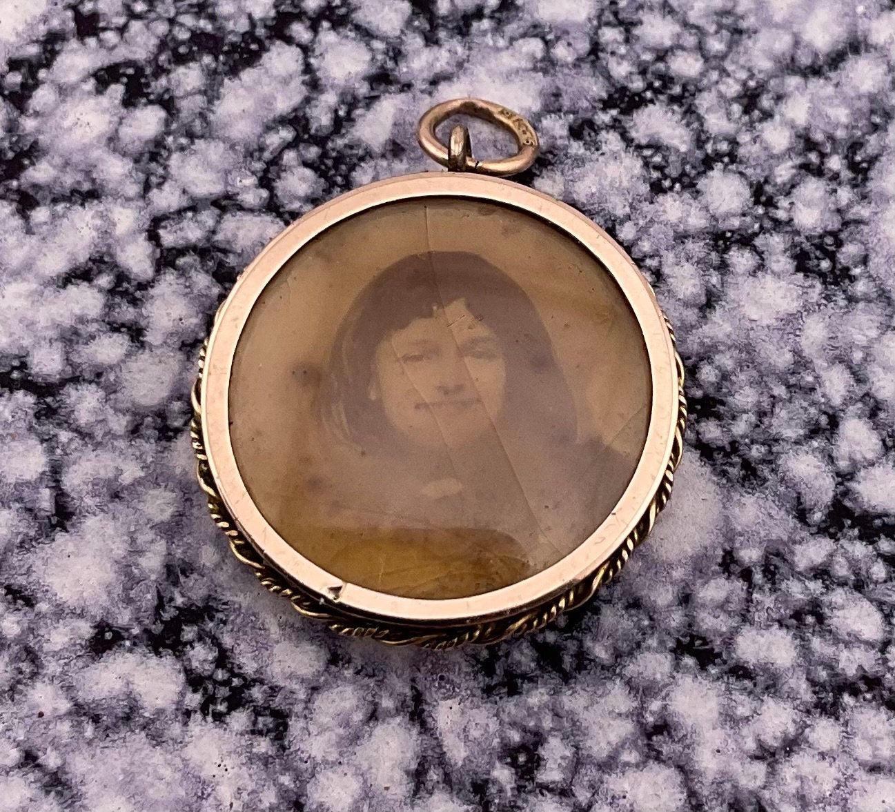 Edwardian 9ct gold open locket, 1904