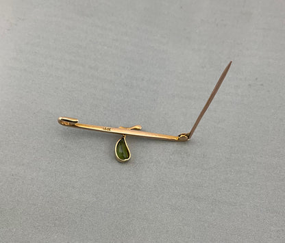 Edwardian 15ct gold peridot & pearl pear bar brooch