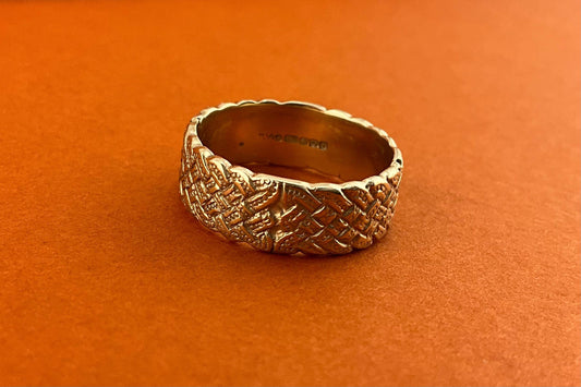 9ct gold weave patterned band, 7mm wide