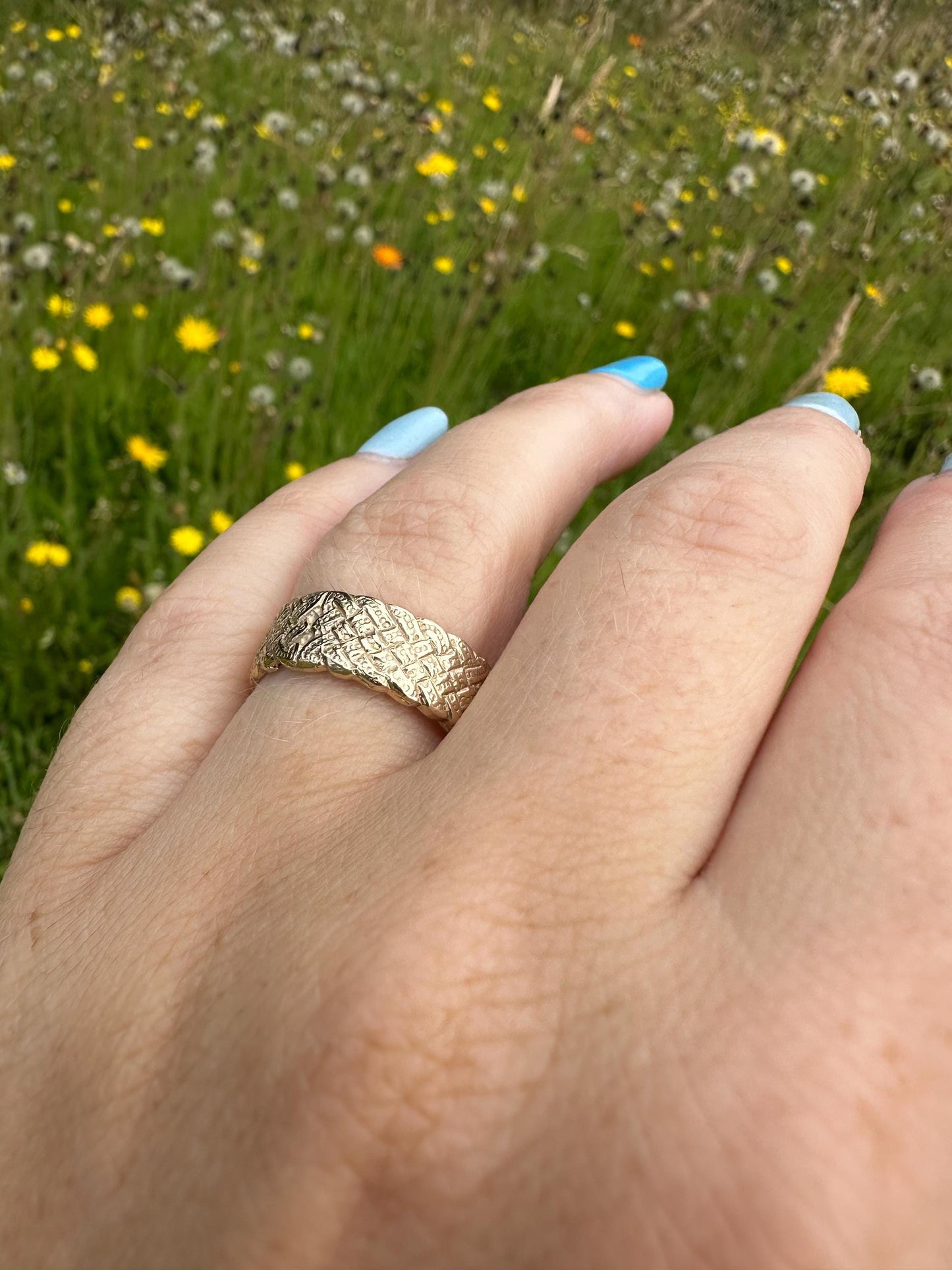 9ct gold weave patterned band, 7mm wide