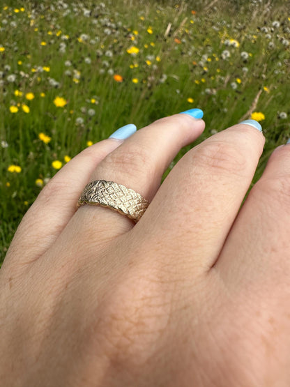 9ct gold weave patterned band, 7mm wide