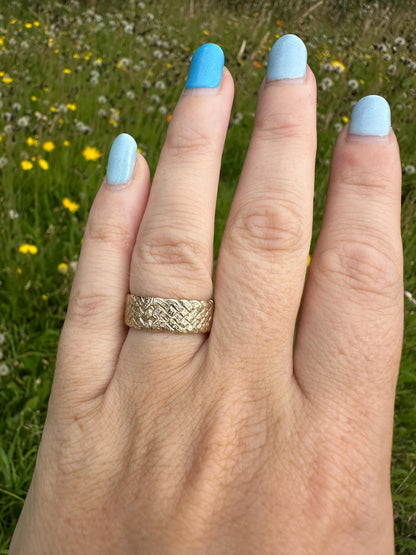 9ct gold weave patterned band, 7mm wide