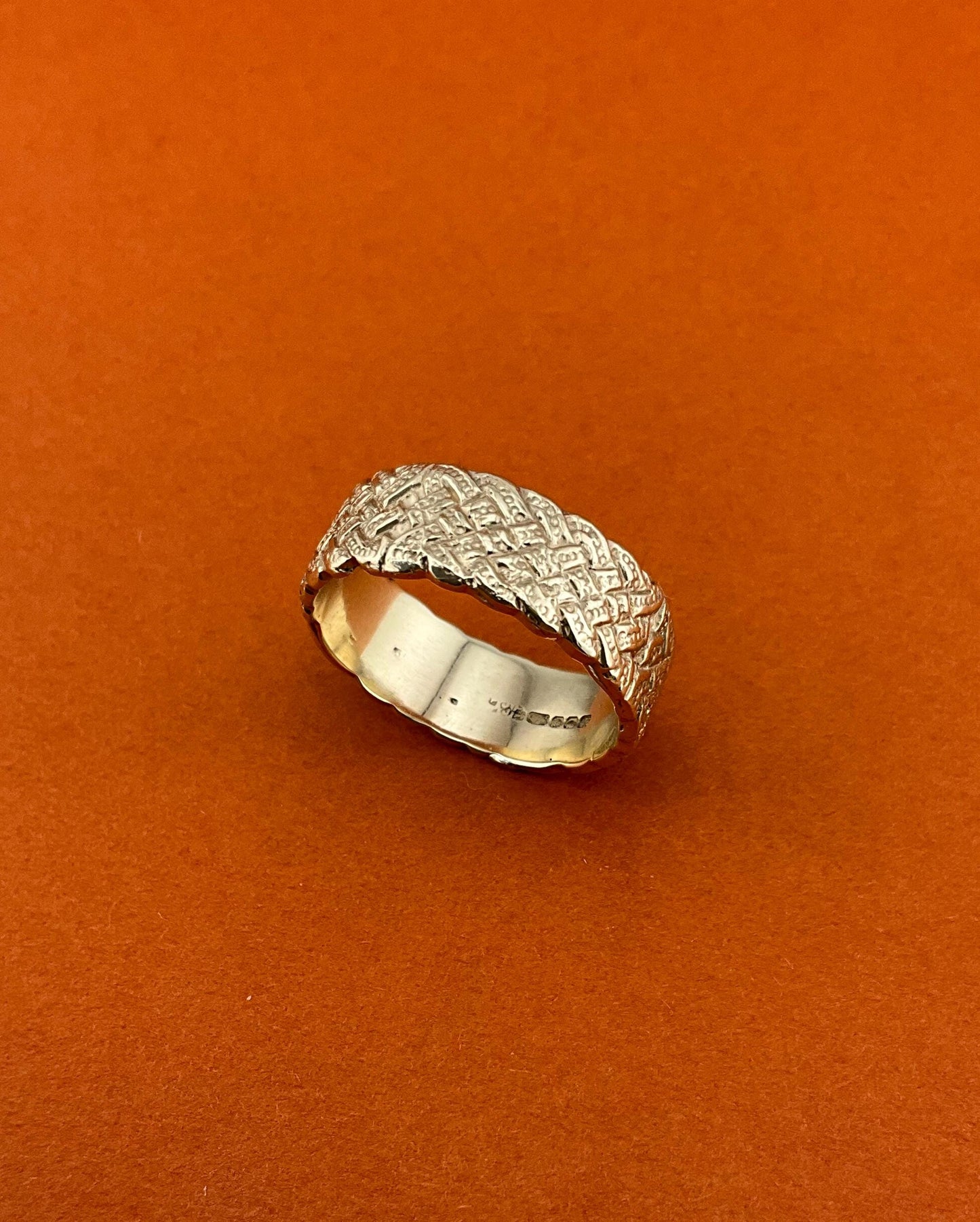 9ct gold weave patterned band, 7mm wide
