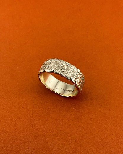 9ct gold weave patterned band, 7mm wide