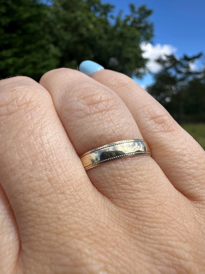 Milgrain edged 9ct gold band, 3.5mm wide