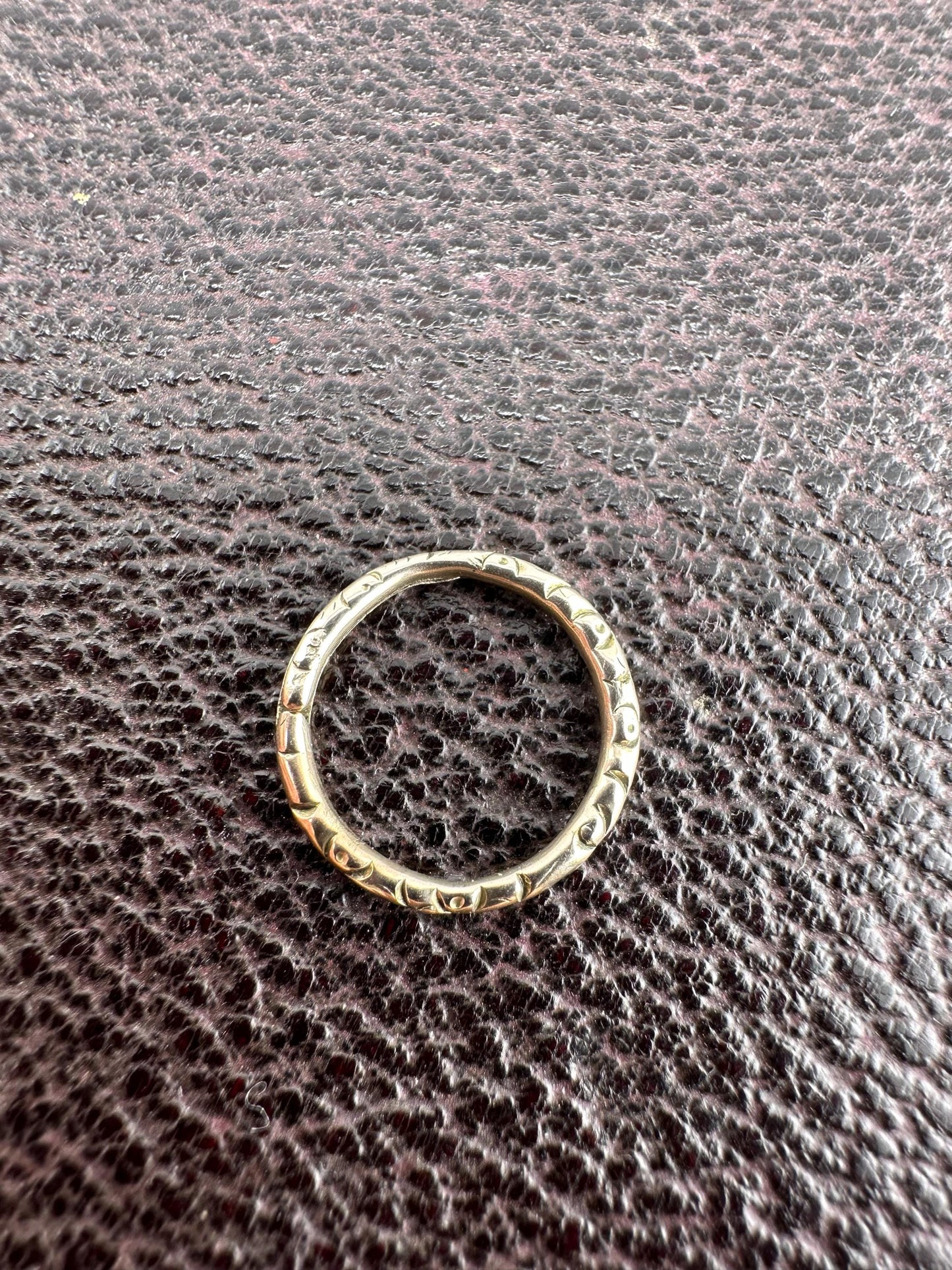 9ct Gold Georgian Carved Split Ring, 1.4cm diameter