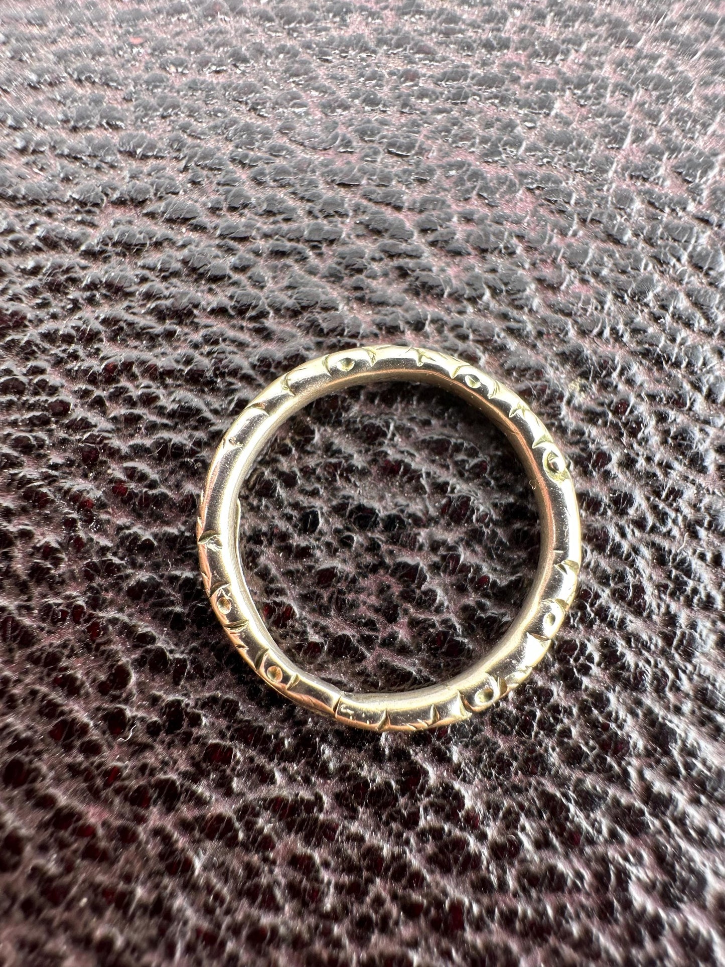 9ct Gold Georgian Carved Split Ring, 1.4cm diameter