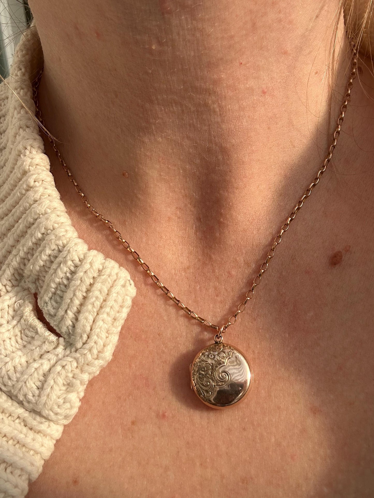 Edwardian 9ct Rose Gold Round Locket with flower & wave pattern, 1906