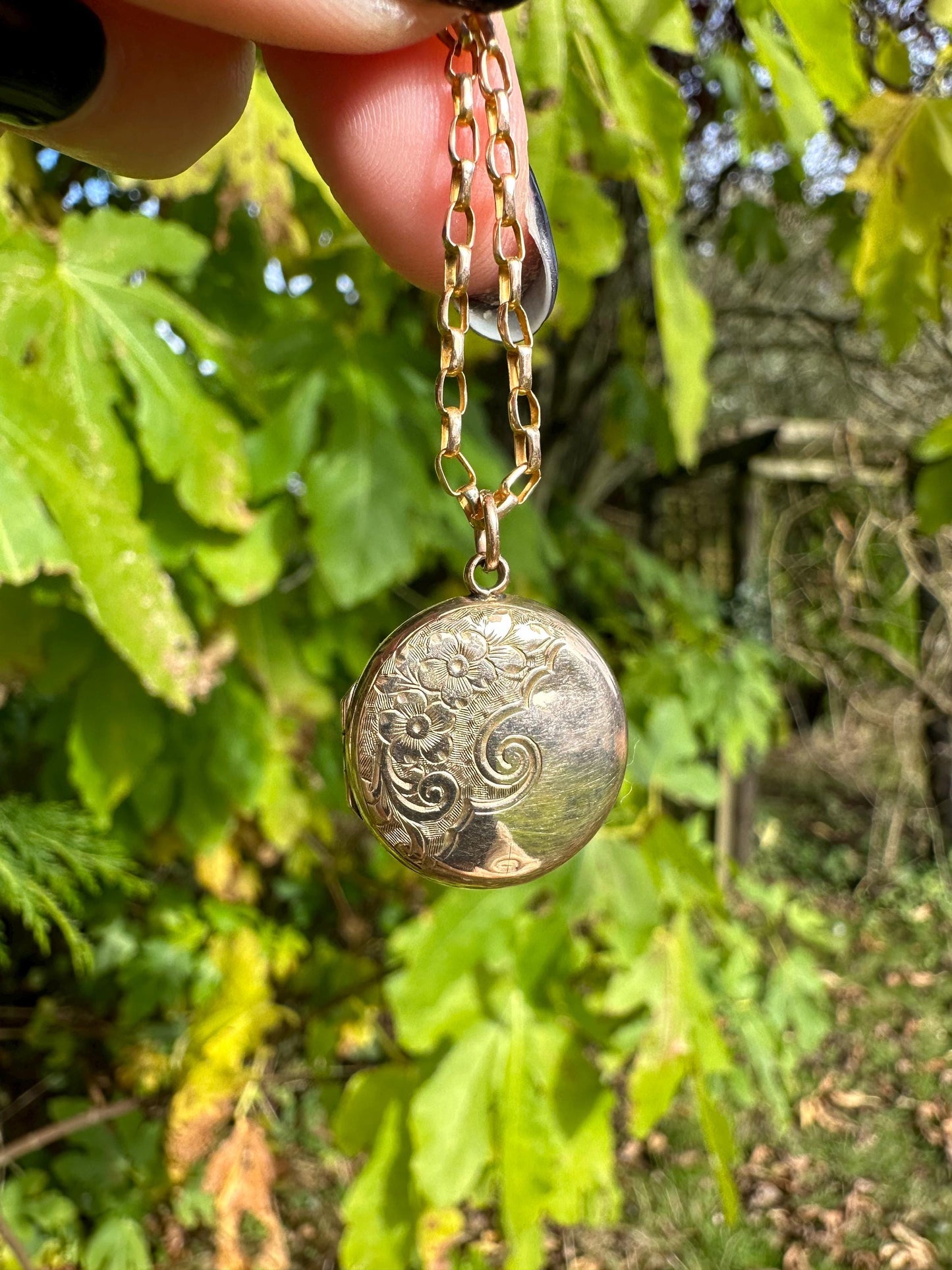 Edwardian 9ct Rose Gold Round Locket with flower & wave pattern, 1906