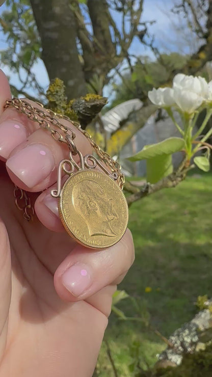 22ct Gold 1902 Full Sovereign with 9ct gold mount