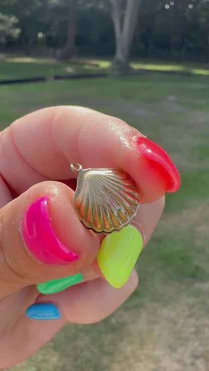 Vintage 9ct Gold Clam shell charm with pearl.