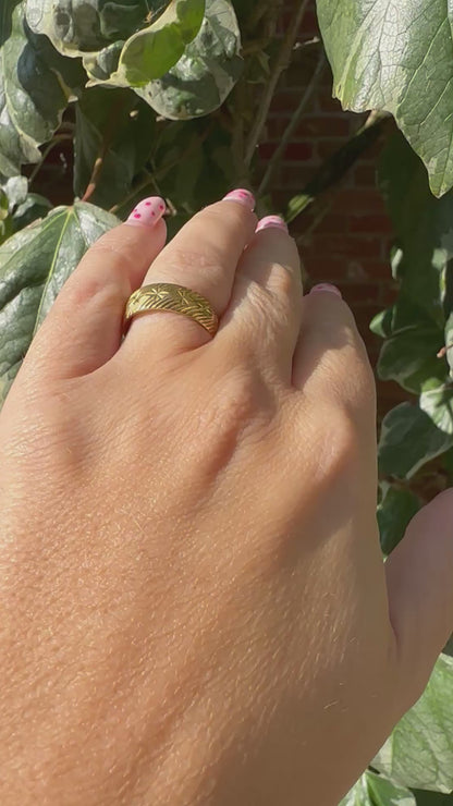 Mid century 22ct Gold Patterned band