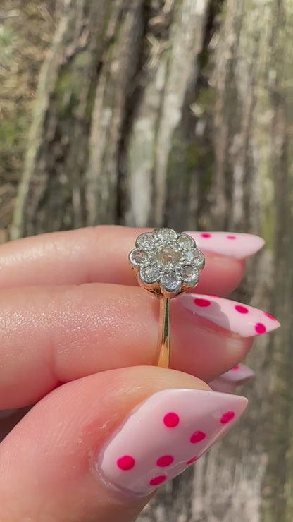 Antique 18ct Gold Diamond Daisy ring