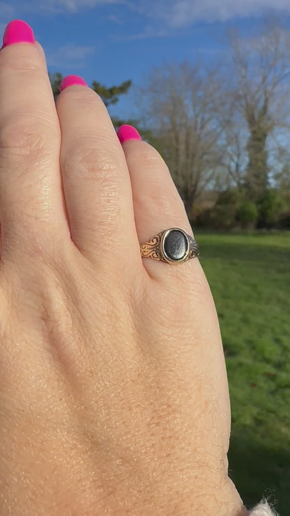 Vintage 9ct Onyx Signet Pinky Ring with engraved shoulders