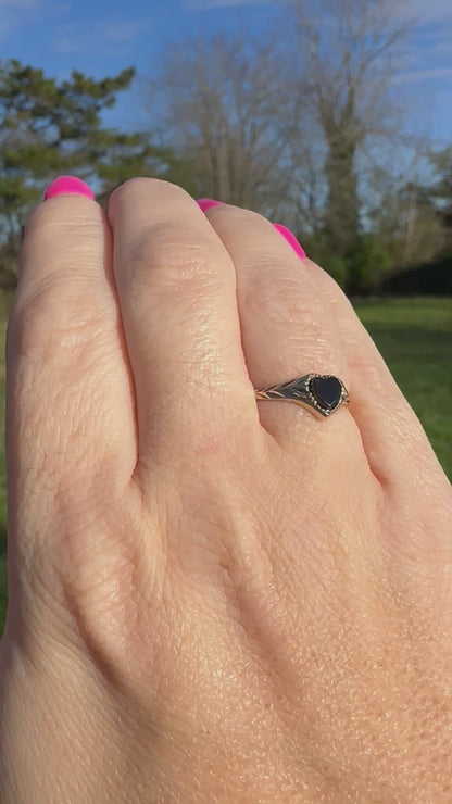 Vintage 9ct Onyx Heart Signet ring