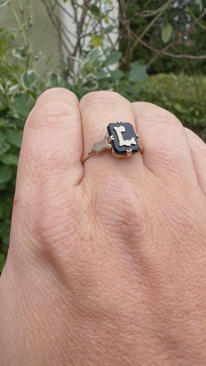 9ct Yellow Gold & Onyx L ring
