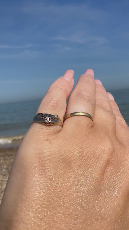 Vintage 9ct Ruby eyed Cat ring